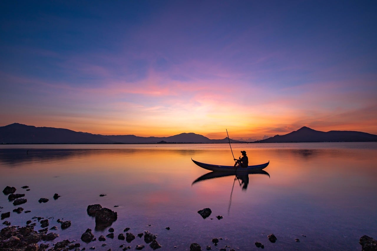 image of a boat sailing away on a calm lake heading an article by EM law about statutory redundancy