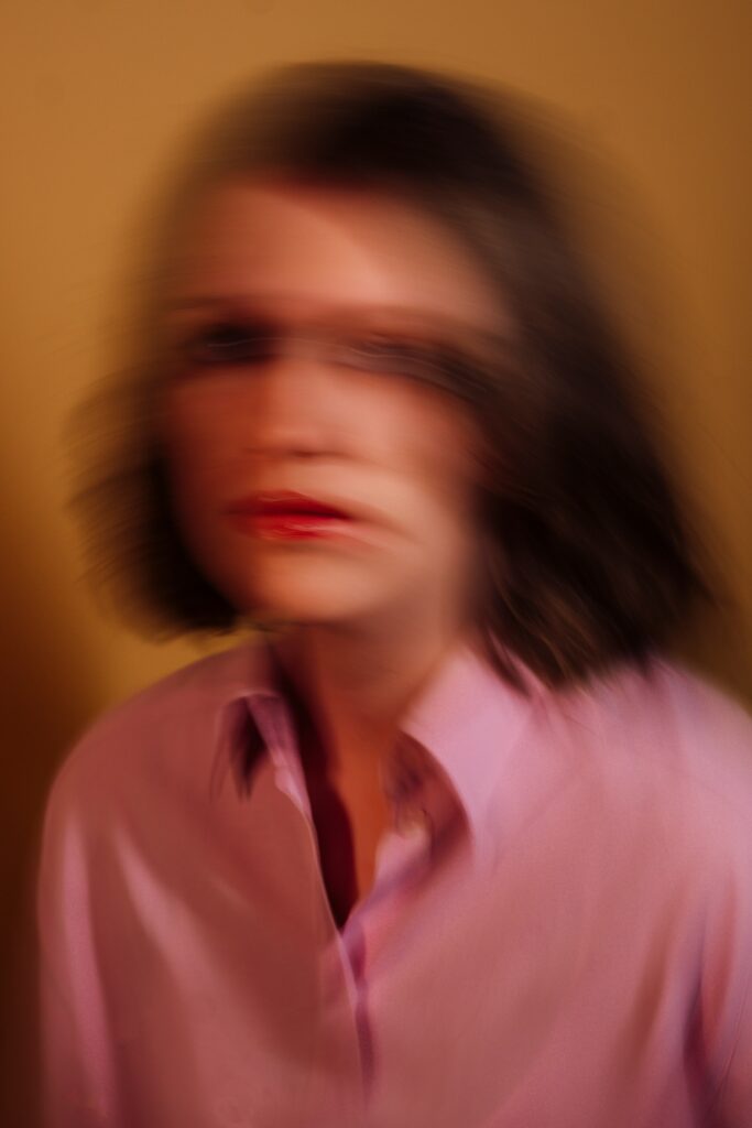 a blurry image of a woman