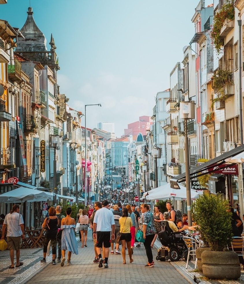 Image of a bustling high street in an EM Law blog on forfeiture of a commercial lease
