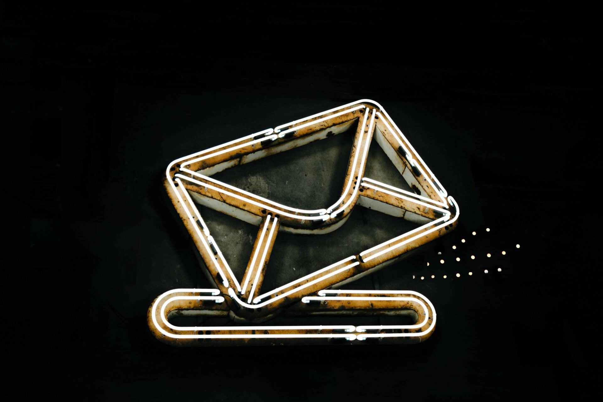 Glow-up email icon in a EM Law blog about email tracking