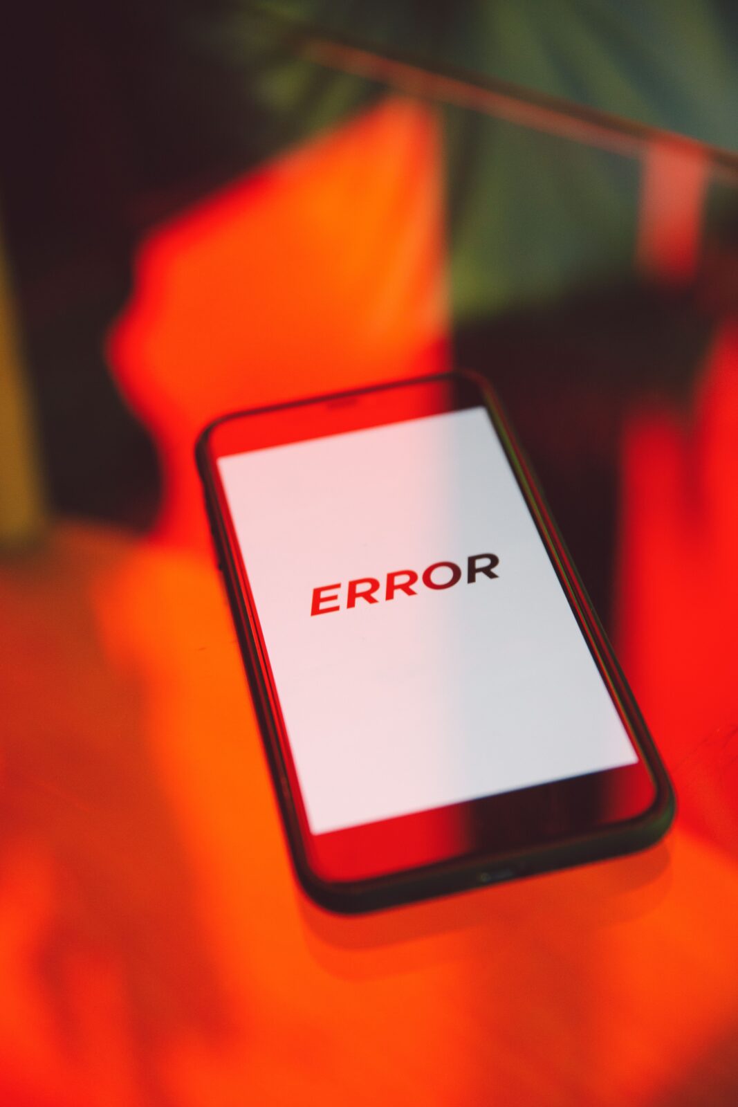 Error message on phone in EM Law blog about Disclaimers in SaaS Contracts